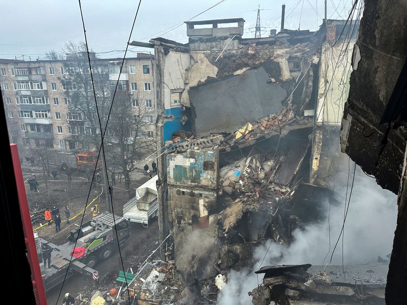 &copy; Reuters. Un edificio de apartamentos fuertemente dañado por un ataque de drones rusos, en medio del ataque de Rusia a Ucrania, en Sumy, Ucrania. 13 de marzo 2024. REUTERS/Vitalii Hnidyi