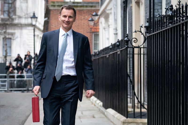 &copy; Reuters. British Chancellor of the Exchequer Jeremy Hunt leaves 11 Downing Street with his ministerial box before delivering his Budget in the Houses of Parliament, in London, Britain March 6, 2024. Stefan Rousseau/Pool via REUTERS/File Photo
