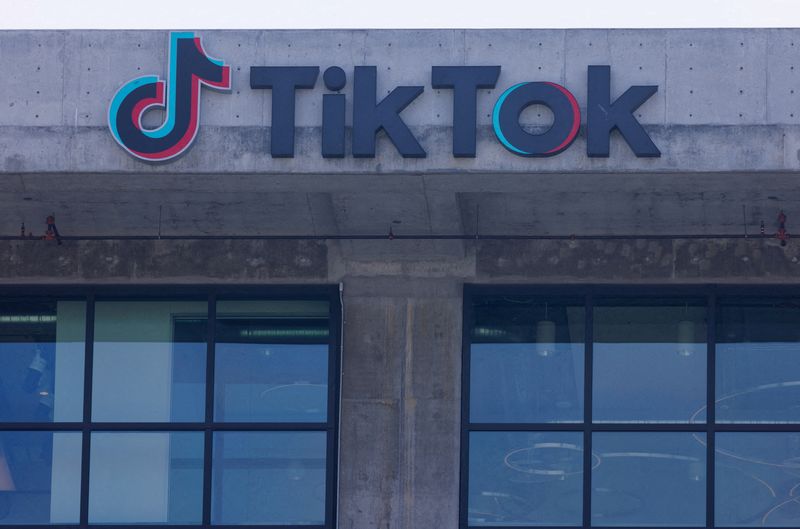 &copy; Reuters. Imagen de archivo del logo de TikTok en un edificio de Culver City, California, EEUU. 26 abril 2023. REUTERS/Mike Blake
