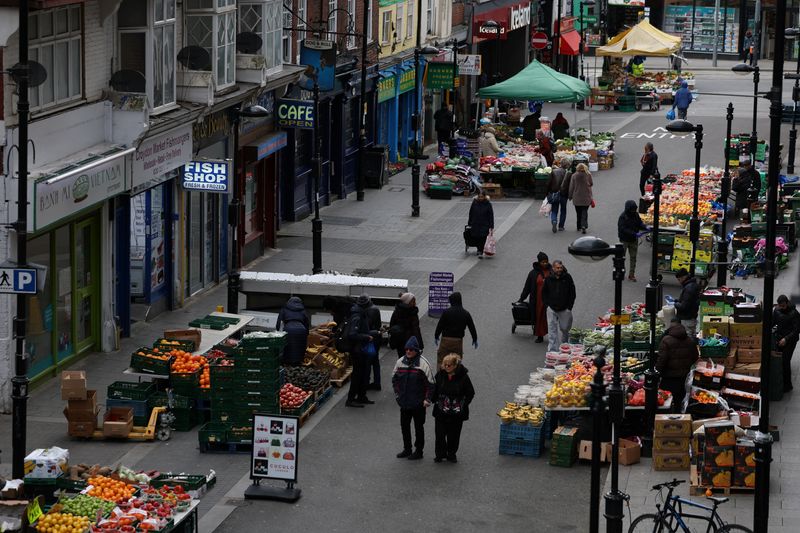 &copy; Reuters. People walk through Surrey Street market in Croydon, south London, Britain, February 26, 2024. REUTERS/Hannah McKay/File Photo