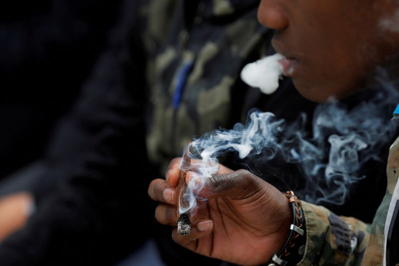 &copy; Reuters. FILE PHOTO: People smoke marijuana on the informal cannabis holiday, 4/20, corresponding to the numerical figure widely recognized within the cannabis subculture as a symbol for all things marijuana, in Boston, Massachusetts, U.S., April 20, 2017. REUTERS