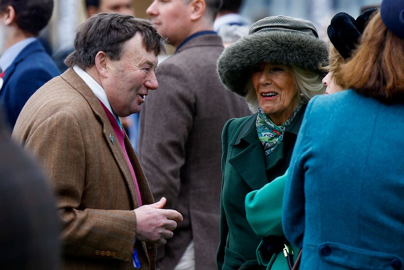 &copy; Reuters. Britain's Queen Camilla speaks with horse trainer Nicky Henderson as she visits Cheltenham Festival, in Gloucestershire, Britain March 13, 2024. REUTERS/Peter Cziborra/Pool