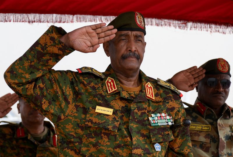 &copy; Reuters. قائد الجيش السوداني الفريق أول ركن عبد الفتاح البرهان أثناء أدائه التحية خلال عزف النشيد الوطني لبلاده في زيارته لمدينة بورتسودان في يوم 27 