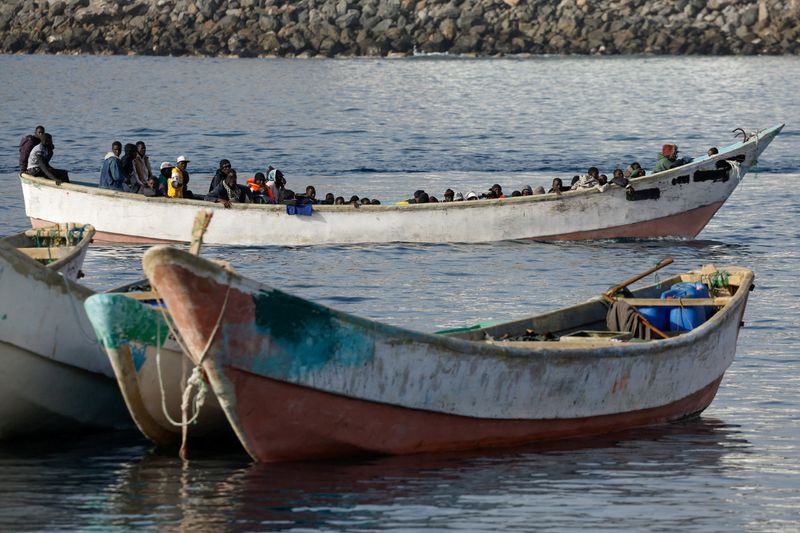 &copy; Reuters. FILE PHOTO: A fiber boat with migrants arrives at the port of Arguineguin, on the island of Gran Canaria, Spain, February 8, 2024. REUTERS/Borja Suarez/File Photo