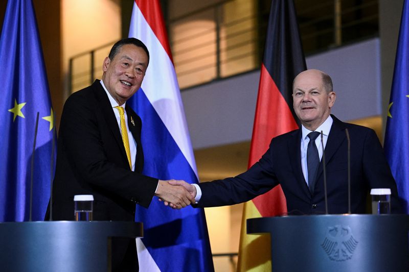&copy; Reuters. المستشار الألماني أولاف شولتش مع رئيس وزراء تايلاند سريتا تافيسين في مؤتمر صحفي ببرلين يوم الأربعاء.  تصوير: نجريت هيلزه - رويترز