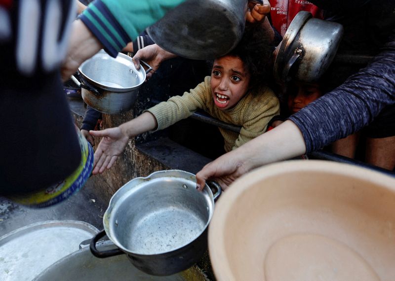 &copy; Reuters. Palestinos esperam para receber comida no sul da Faixa de Gaza
13/03/2024
REUTERS/Mohammed Salem