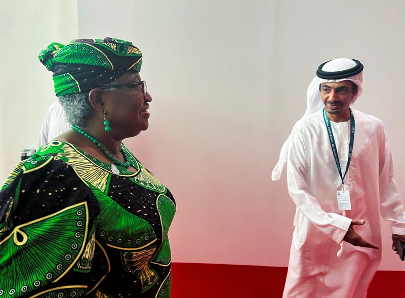 &copy; Reuters. FOTO DE ARCHIVO. La Directora General de la Organización Mundial del Comercio, Ngozi Okonjo-Iweala, llega para asistir a la apertura de la reunión ministerial de la OMC en Abu Dabi, Emiratos Árabes Unidos. 26 de febrero de 2024. REUTERS/Emma Farge