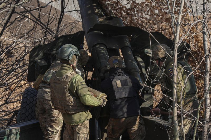 &copy; Reuters. Ukrainian service members prepare a D-20 howitzer before firing toward Russian troops, amid Russia's attack on Ukraine, in Donetsk region, Ukraine March 11, 2024.  REUTERS/Oleksandr Ratushniak