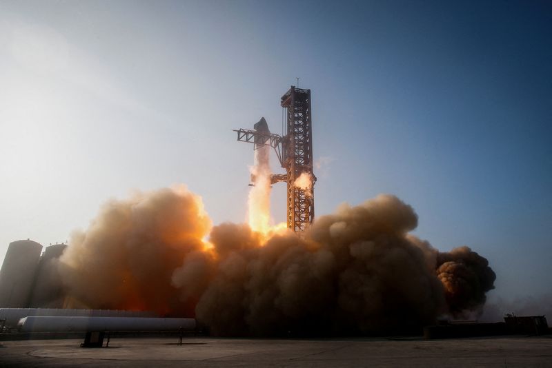 &copy; Reuters. FILE PHOTO: SpaceX’s Starship lifts off during an orbital test mission, on the company’s Boca Chica launchpad near Brownsville, Texas, U.S. on April 20, 2023. PREUTERS/Joe Skipper/File Photo
