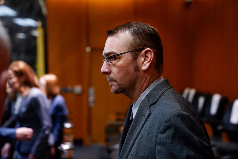 © Reuters. James Crumbley enters the Oakland County Courtroom in Michigan, U.S., March 13, 2024 during his trial on four counts of involuntary manslaughter for the four students killed in the 2021 Oxford High School shooting perpetrated by his son Ethan Crumbley.  Mandi Wright/Detroit Free Press/USA TODAY NETWORK via REUTERS