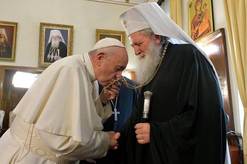 &copy; Reuters. FILE PHOTO: Pope Francis meets Patriarch Neophyte of the Bulgarian Orthodox Church in Sofia, Bulgaria May 5, 2019.   Vatican Media/­Handout via REUTERS/File Photo