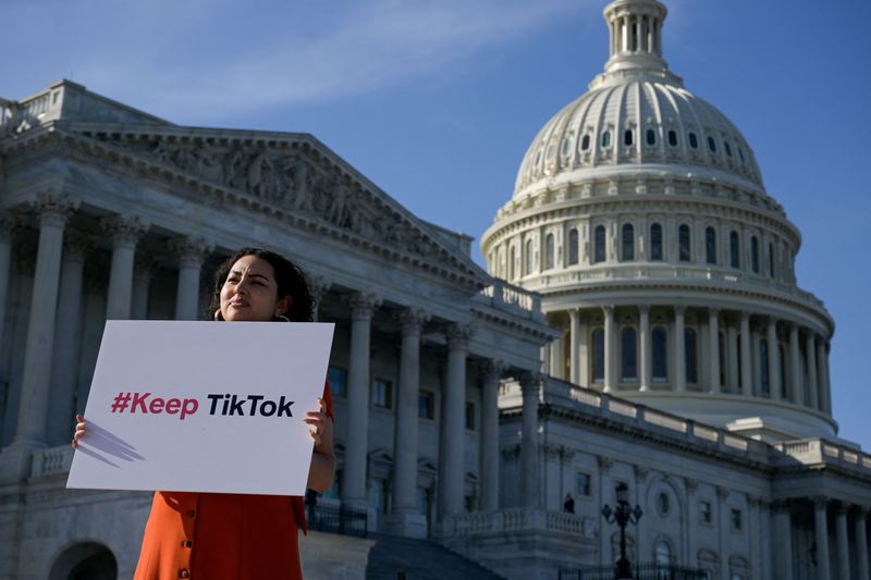© Reuters. Giovanna Gonzalez of Chicago demonstrates outside the U.S. Capitol following a press conference by TikTok creators to voice their opposition to the “Protecting Americans from Foreign Adversary Controlled Applications Act,