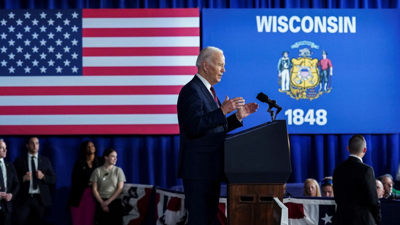 © Reuters. U.S. President Joe Biden speaks about rebuilding communities and creating well-paying jobs during a visit to Milwaukee, Wisconsin, U.S., March 13, 2024.  REUTERS/Kevin Lamarque