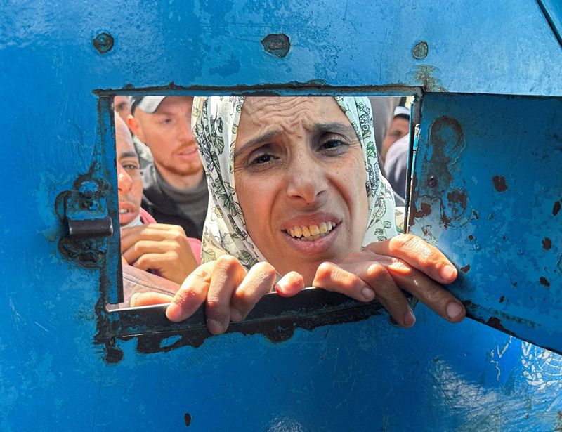 &copy; Reuters. Mulher palestina espera ajuda em centro de distribuição da UNRWA atingido por ataque israelense, em Rafah, no sul da Faixa de Gaza
13/03/2024
REUTERS/Mohammed Salem