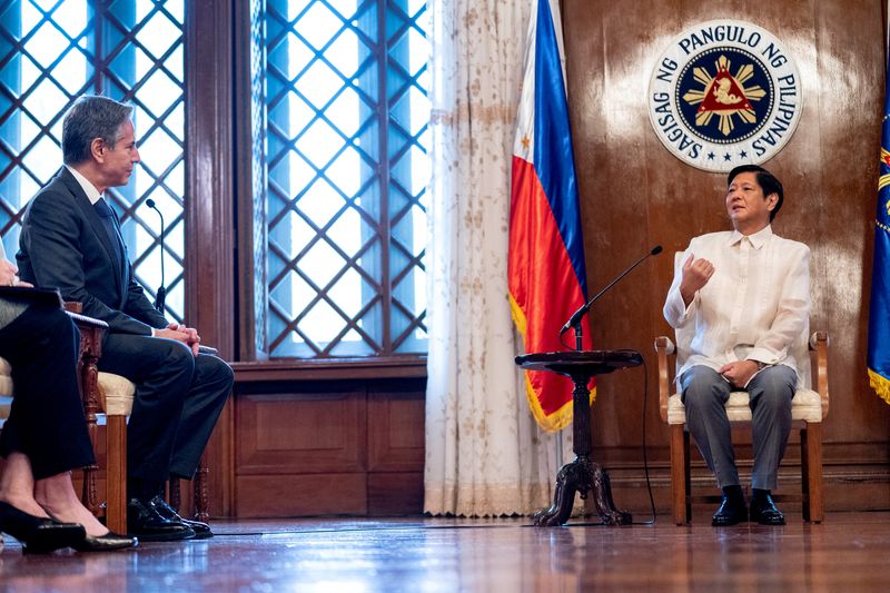 &copy; Reuters. ３月１３日、フィリピン大統領府は、マルコス大統領（右）が１９日にブリンケン米国務長官（左）と会談し、協力関係や安全保障問題を協議すると発表した。写真は２０２２年８月、マニ