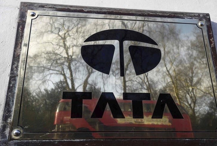 &copy; Reuters. インド自動車大手タタ・モーターズが、南部タミルナドゥ州に総工費９００億ルピー（１０億９０００万ドル）の工場を建設する契約に調印した。写真は、同社のロゴ。２０１６年３月２０