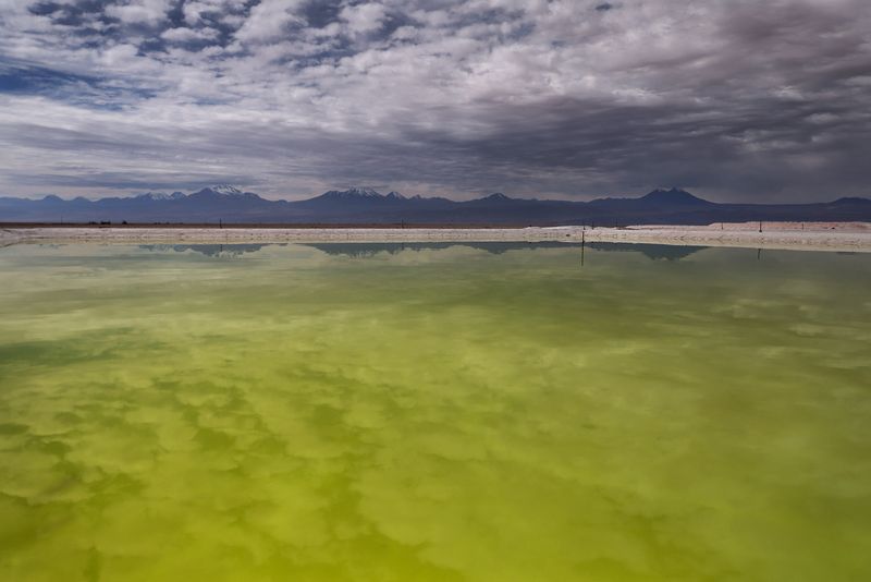 &copy; Reuters. A view shows a concentrate brine pool of Albemarle Chile lithium plant placed on the Atacama salt flat, Chile, May 4, 2023. REUTERS/Ivan Alvarado/file photo