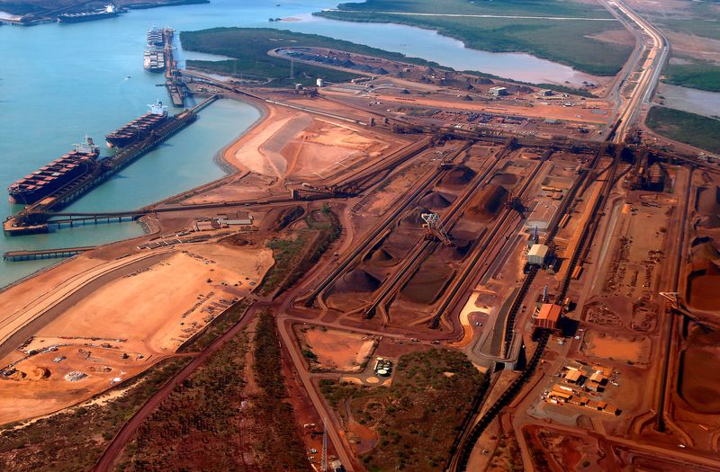 &copy; Reuters. Ships waiting to be loaded with iron ore can be seen at Port Hedland in the Pilbara region of Western Australia December 3, 2013.     REUTERS/David Gray/File photo