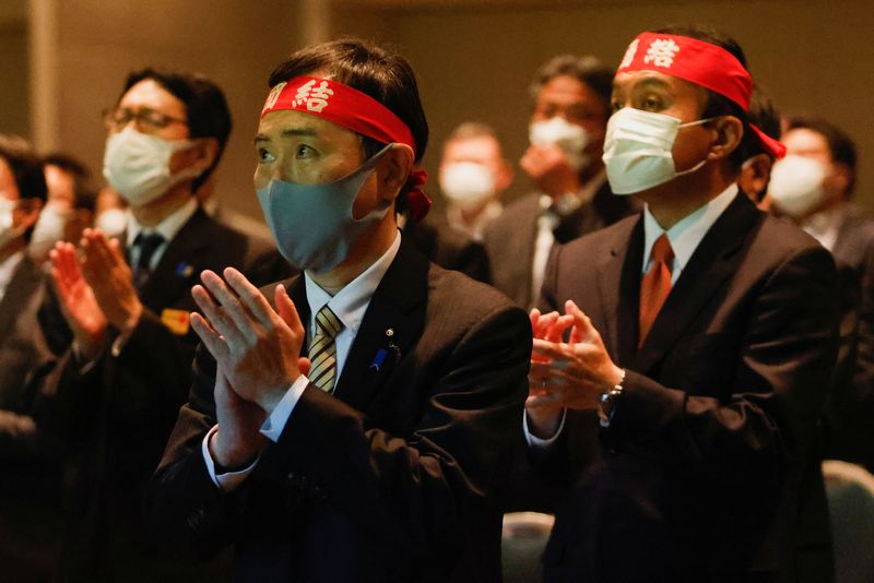 &copy; Reuters. FILE PHOTO: Members of the workers' union of UA Zensen applaud, during a kick-off rally for the annual "shunto" wage negotiations in Tokyo, Japan March 9, 2023. REUTERS/Androniki Christodoulou/File Photo