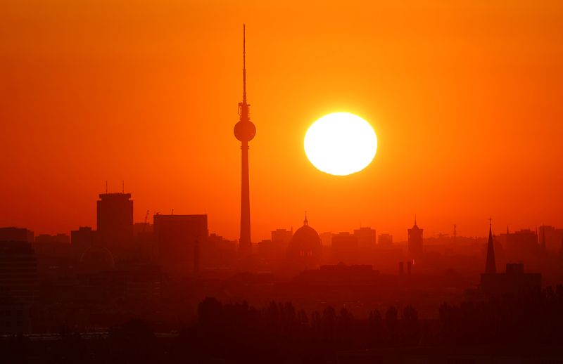 &copy; Reuters. FILE PHOTO: The rising sun illuminates Berlin's skyline beside the Fernsehturm (Television Tower), Germany, September 7, 2023. REUTERS/Fabrizio Bensch/File Photo