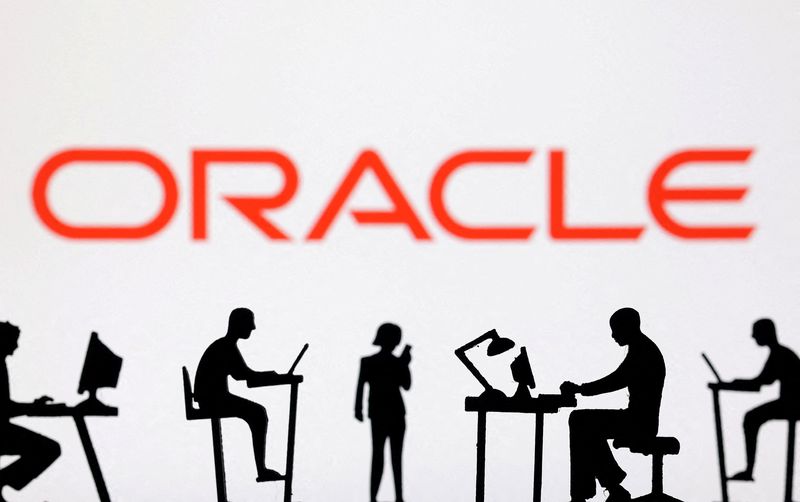 &copy; Reuters. FILE PHOTO: Figurines with computers and smartphones are seen in front of Oracle logo in this illustration taken, February 19, 2024. REUTERS/Dado Ruvic/Illustration/File Photo