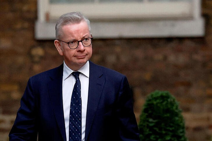 © Reuters. Michael Gove walks outside Number 10 Downing Street, in London, Britain, October 25, 2022. REUTERS/Peter Nicholls/files