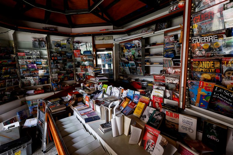 © Reuters. Magazines and books sit at Fabiano Pompei's newspaper kiosk put up for sale because of falling revenues, as Italy's iconic newspaper kiosks struggle to survive amid plummeting newspaper sales, in Rome, Italy, March 11, 2024. REUTERS/Remo Casilli