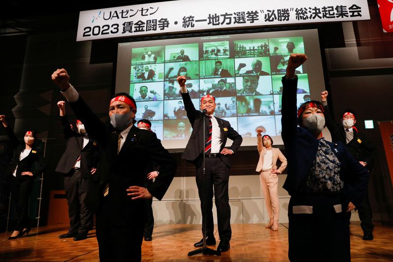 &copy; Reuters. FOTO DE ARCHIVO. El presidente de UA Zensen, Akihiko Matsuura, junto a miembros del sindicato de trabajadores de UA Zensen, levantan los puños mientras gritan consignas, durante un mitin de inicio de las negociaciones salariales anuales "shunto", en Toki