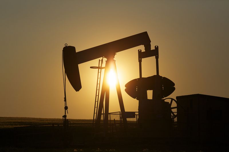 &copy; Reuters. Un vérin pompe du pétrole dans un champ près de Calgary, en Alberta, au Canada. /Photo prise le 21 juillet 2014/REUTERS/Todd Korol  