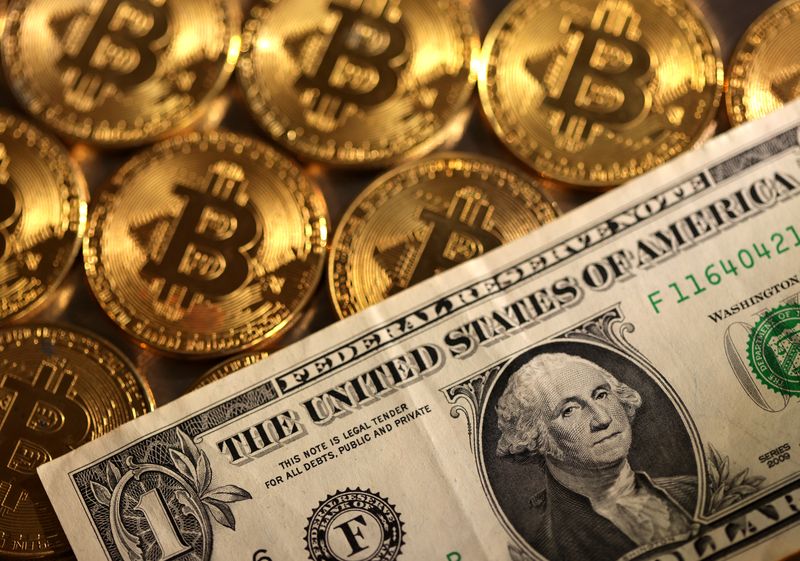&copy; Reuters. L'illustrazione mostra le rappresentazioni della criptovaluta Bitcoin e del dollaro statunitense. REUTERS/Dado Ruvic/Illustration/File photo