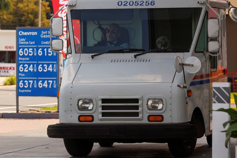 &copy; Reuters. A U.S. postal worker drives away after filing up his vehicle  at a gas station in Garden Grove, California, U.S., March 29, 2022.  REUTERS/Mike Blake/File Photo