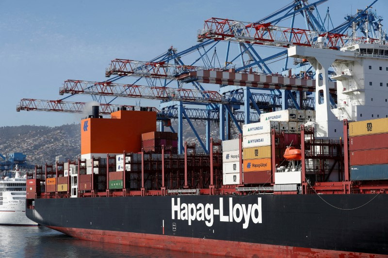 &copy; Reuters. شعار شركة شحن الحاويات الألمانية هاباج لويد يظهر علي سفينة حاويات بميناء في تشيلي يوم 11 يناير كانون الثاني 2024. تصوير: رودريجو جاريدو - رويترز
