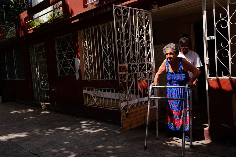&copy; Reuters. La cubana Clotilde Ravelo es ayudada por la cuidadora Dorayne González para una sesión matutina de estiramientos y calistenia en La Habana, Cuba. 8 de marzo de 2024. REUTERS/Alexandre Meneghini
