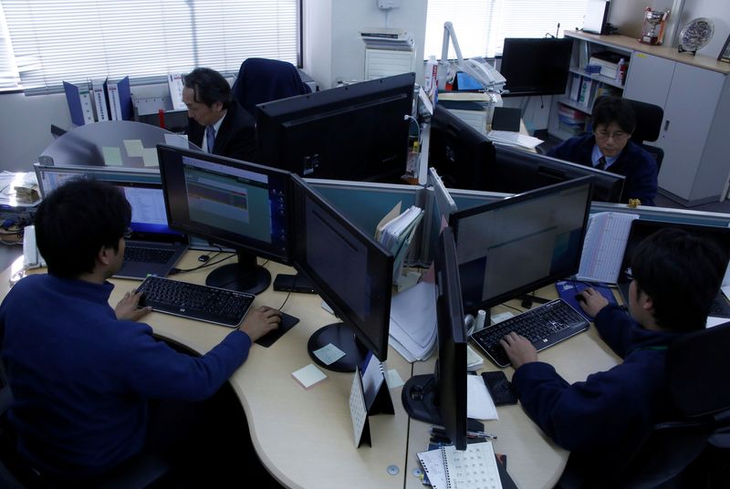 &copy; Reuters. Des employés travaillent dans les bureaux de Japan Electric Power Exchange à Tokyo, au Japon. /Photo prise le 24 janvier 2017/REUTERS/Kim Kyung-Hoon