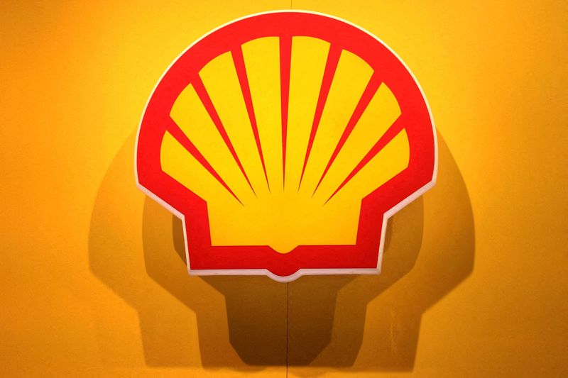 &copy; Reuters. Il logo della multinazionale britannica del petrolio e del gas Shell durante la fiera dell'energia LNG 2023 a Vancouver, nella Columbia Britannica, in Canada, il 12 luglio 2023. REUTERS/Chris Helgren/Foto d'archivio
