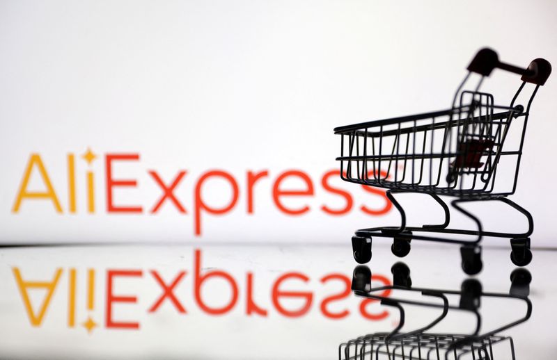 &copy; Reuters. Un chariot de supermarché est placé devant le logo d'AliExpress. /Illustration du 24 juillet 2022/REUTERS/Dado Ruvic