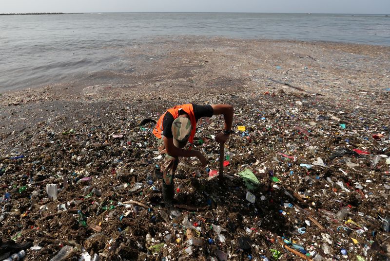 &copy; Reuters. A soldier pauses while cleaning plastic and other debris on the shores of Montesinos beach, in Santo Domingo, Dominican Republic July 19, 2018. REUTERS/Ricardo Rojas/File Photo