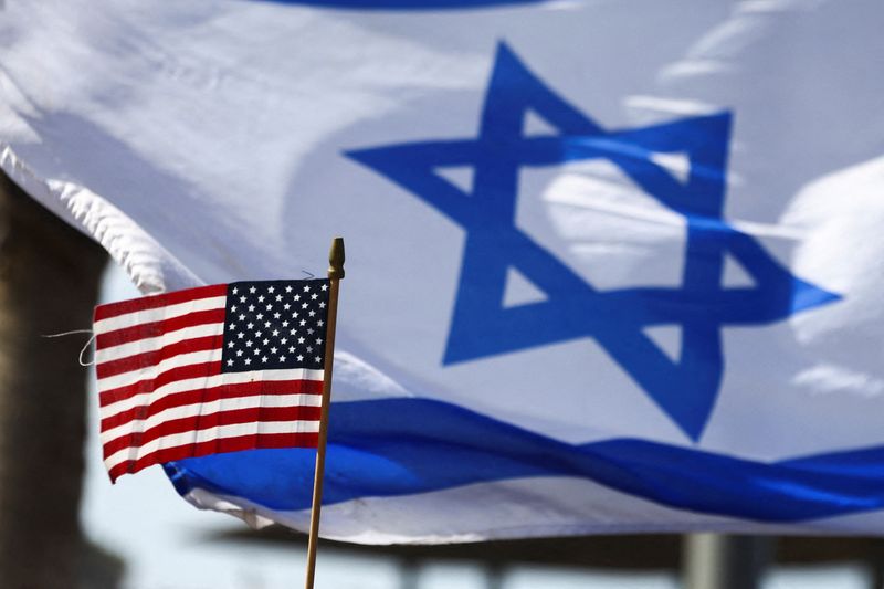 © Reuters. العلمان الأمريكي والإسرائيلي خلال مظاهرة أمام القنصلية الأمريكية في تل أبييب بصورة من أرشيف رويترز.