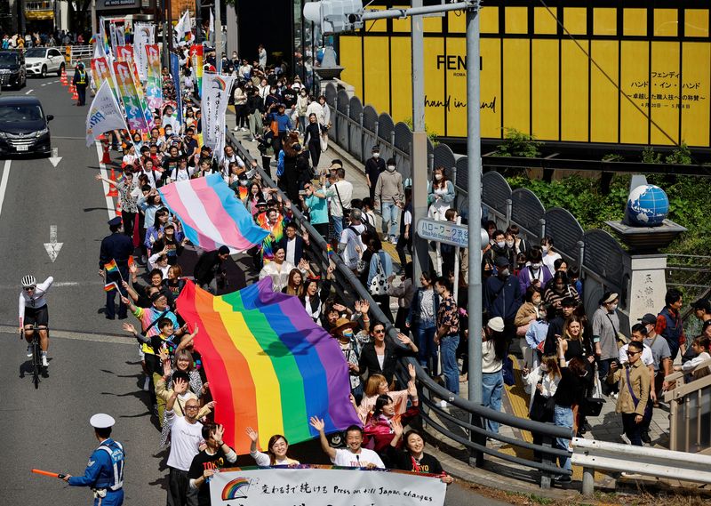 &copy; Reuters. FOTO DE ARCHIVO: Participantes marchan durante el desfile del Orgullo Arcoíris de Tokio, celebrando los avances en los derechos LGBTQ y pidiendo la igualdad matrimonial, en Tokio, Japón. 23 de abril de 2023. REUTERS/Issei Kato/Foto de archivo