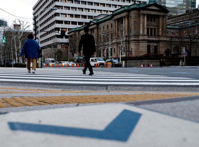 &copy; Reuters. FILE PHOTO: People walk in front of the Bank of Japan building in Tokyo, Japan January 23, 2024. REUTERS/Kim Kyung-Hoon/File Photo