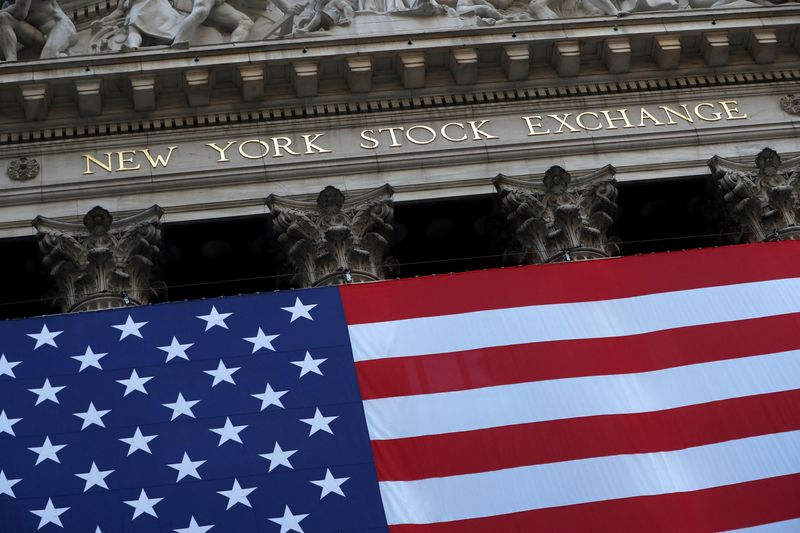 &copy; Reuters. Photo d'archives: Le drapeau américain est vu sur le New York Stock Exchange (NYSE) après le jour de l'élection à Manhattan, à New York City, aux États-Unis. /Photo prise le 4 novembre 2020/REUTERS/Andrew Kelly 