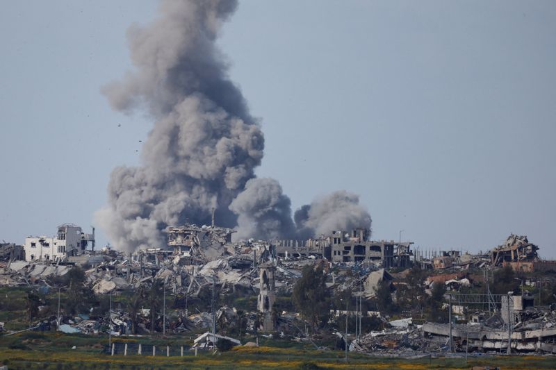 © Reuters. دخان يتصاعد جراء انفجار بغزة كما يبدو من جنوب إسرائيل يوم الخميس. تصوير: أمير كوهين - رويترز