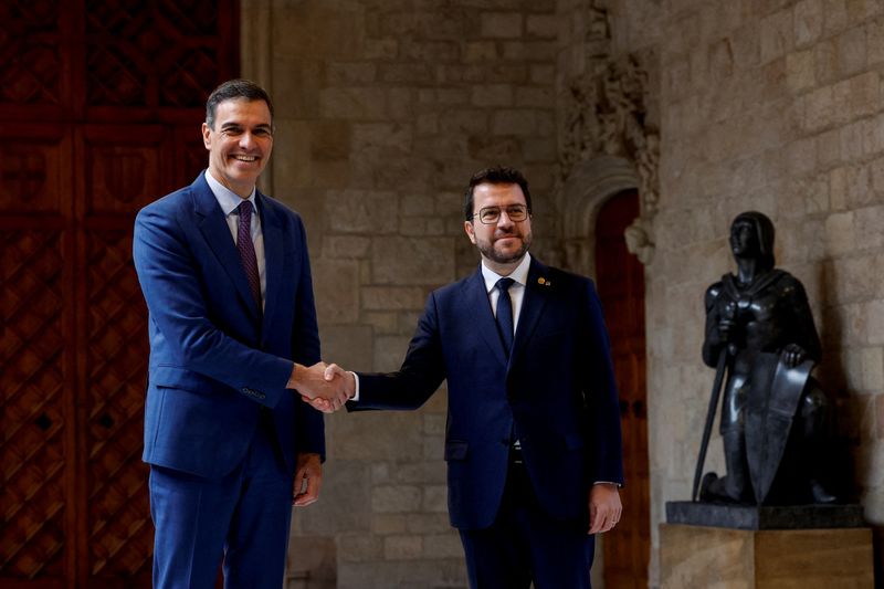 &copy; Reuters. Premiê espanhol Pedro Sánchez e presidente da Catalunha Pere Aragones  
  21/12/2023    REUTERS/Albert Gea