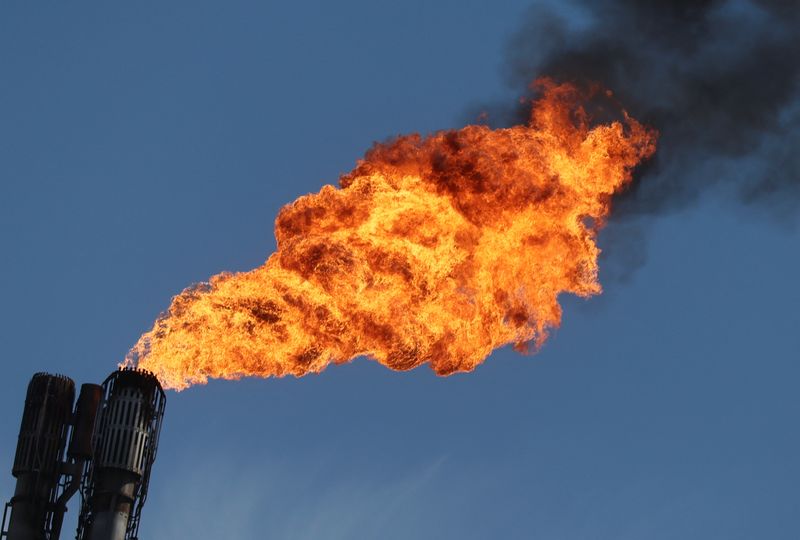 © Reuters. Una llama piloto arde sobre una chimenea en la refinería de Shell Energy and Chemicals Park Rheinland en Godorf, cerca de Colonia, Alemania, 3 de agosto de 2022.  REUTERS/Wolfgang Rattay/Foto de archivo 