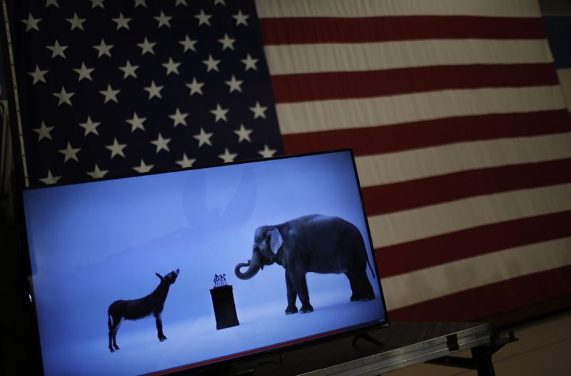 © Reuters. FILE PHOTO: The mascots of the Democratic and Republican parties are seen on a video screen.   REUTERS/Carlos Barria/ File Photo