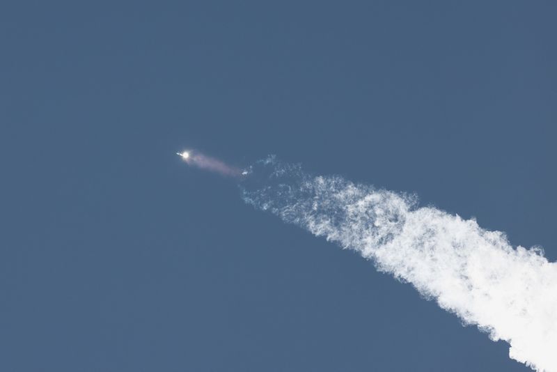 &copy; Reuters. La nave espacial de nueva generación Starship de SpaceX, sobre su potente cohete Super Heavy, despega de la plataforma de lanzamiento de la empresa en Boca Chica en un vuelo de prueba sin tripulación, cerca de Brownsville, Texas, Estados Unidos. 18 de n