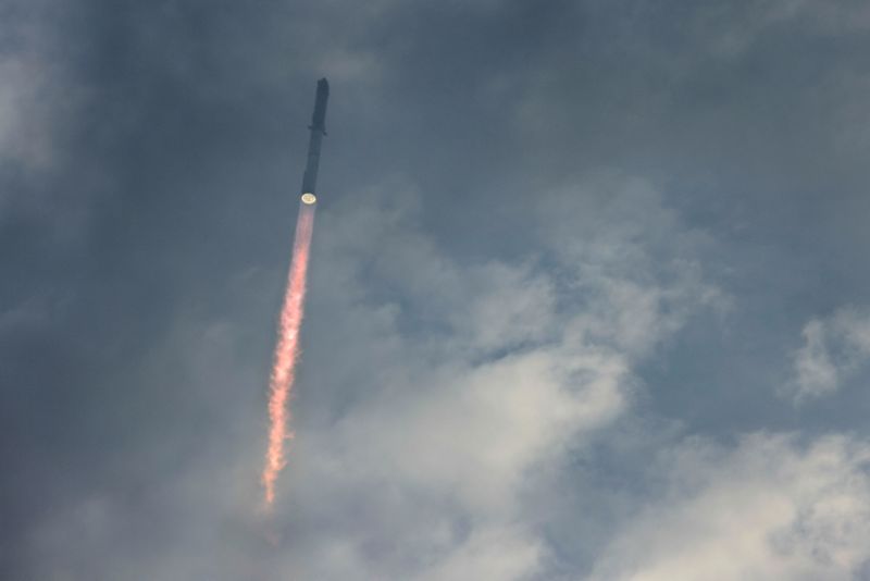 &copy; Reuters.  لحظة إطلاق صاروخ "ستارشيب" التابع لشركة سبيس إكس والمصمم لنقل رواد فضاء إلى القمر قرب براونزفيل في تكساس يوم الخميس. تصوير: جو سكيبر - رويترز