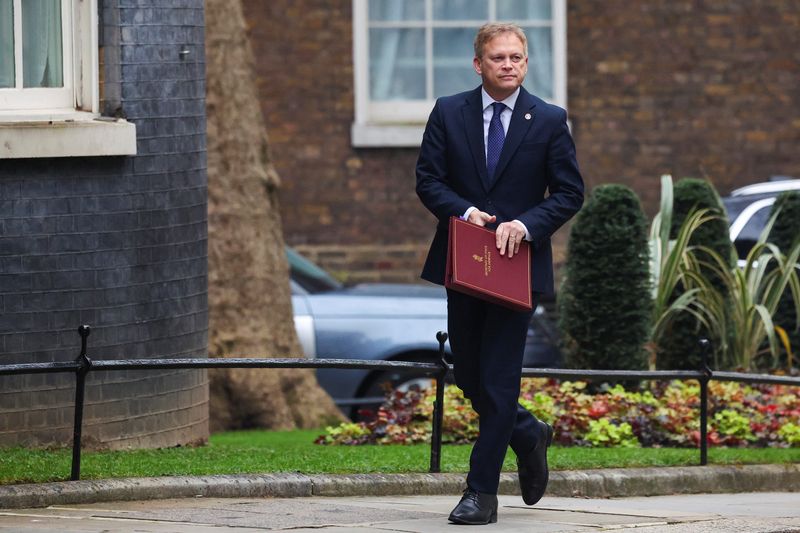 &copy; Reuters. Il ministro della Difesa britannico Grant Shapps cammina verso una riunione di governo a Londra, Gran Bretagna, 6 marzo 2024. REUTERS/Toby Melville