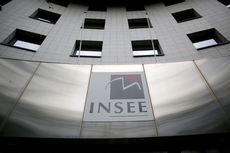 &copy; Reuters. Le logo de l'Insee sur un immeuble de bureaux à Nantes, en France. /Photo prise le 21 juillet 2017/REUTERS/Stéphane Mahé