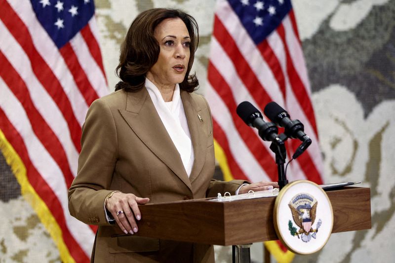 &copy; Reuters. FILE PHOTO: U.S. Vice President Kamala Harris delivers remarks during a press conference held on the sidelines of the United Nations Climate Change Conference COP28 in Dubai, United Arab Emirates, December 2, 2023. REUTERS/Amr Alfiky/File Photo